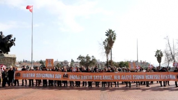 Enerji Firmasına 15 Metre Pankartlı Protesto