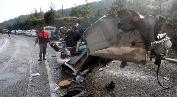 Minibüs, Karşı Yönden Gelen TIR'ın Dorsesine Çarptı: 2 Ölü, 7 Yaralı