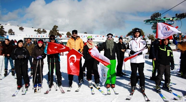 Salda Kayak Merkezi'nde Kızak Yarışları ve Gösteri Yapıldı