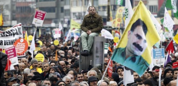 Laik eğitim mitinginde Atatürk ve Öcalan posteri