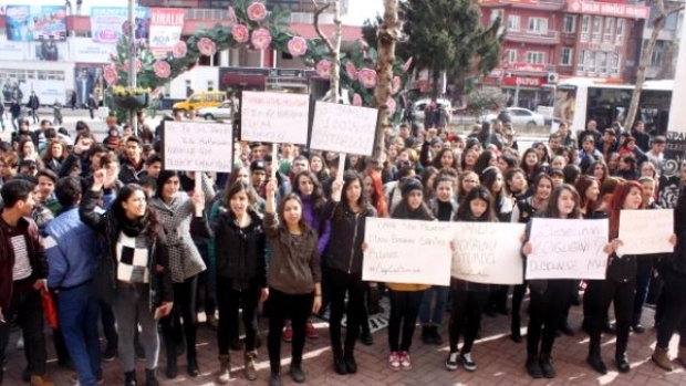 Isparta'da Öğrencilerden Özgecan Eylemi