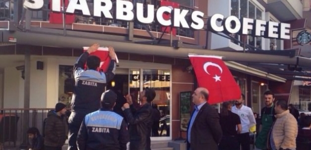 Adana'daki Starbucks'a Türk bayrağı asıldı