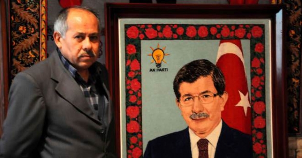 Başbakan Davutoğlu'nun Portresini 288 Bin İlmekle Halıya Aktardı