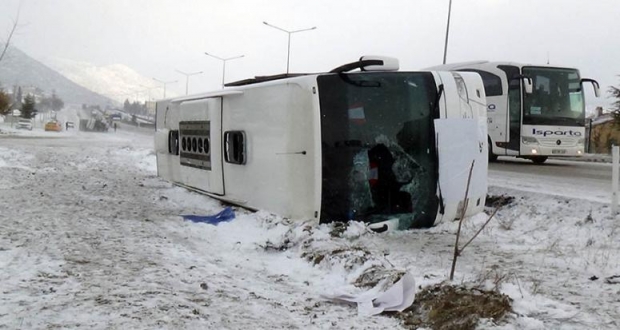 Öğrenci Minibüsü Devrildi 1 Ölü, 16 Yaralı