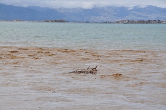 Eğirdir Gölü'nü, Derelerden Akan Kirli Su ve Atıklar Kirletiyor