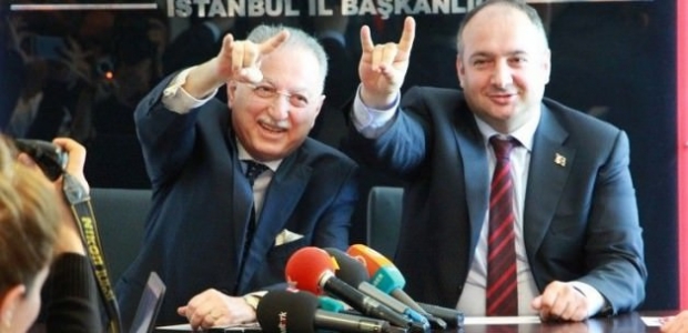 Ekmeleddin İhsanoğlu bozkurt işaretini yapamadı