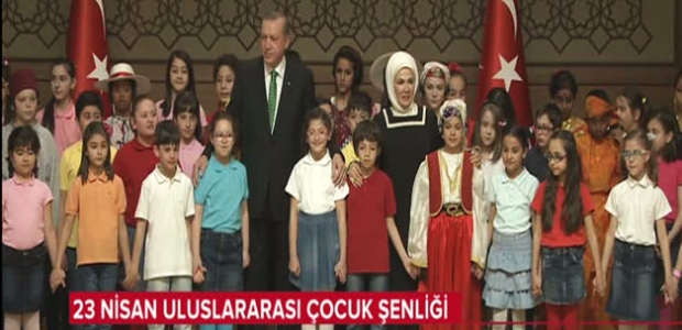 Erdoğan ve eşi çocuklarla birlikte söyledi