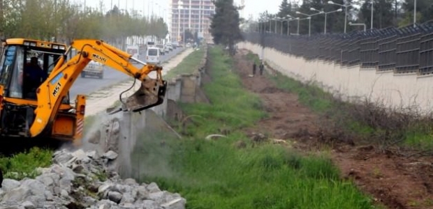 Diyarbakır&rsquo;da belediyeden askere 'yol teşekkürü&rsquo;