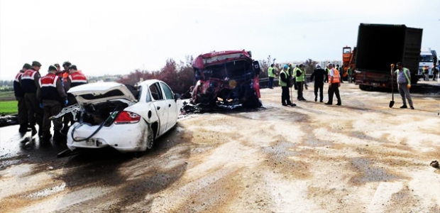 TEM'de kaza: 2 ölü! Trafik kapandı