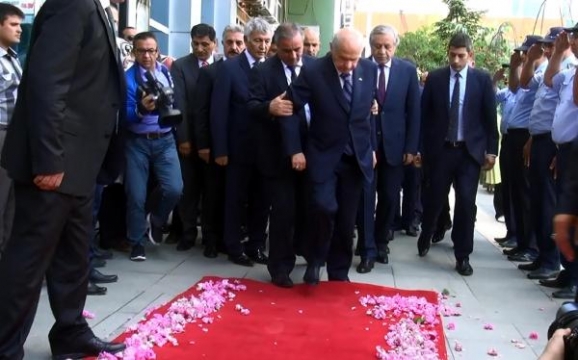 Bahçeli, Demirel'in Cenazesinde Az Kalsın Düşüyordu