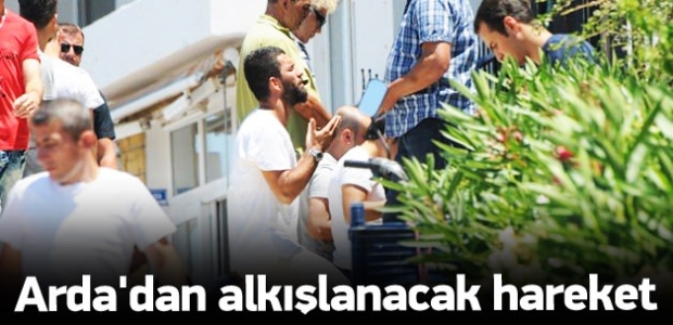 Arda namaz sonrası hasırını kendi topladı