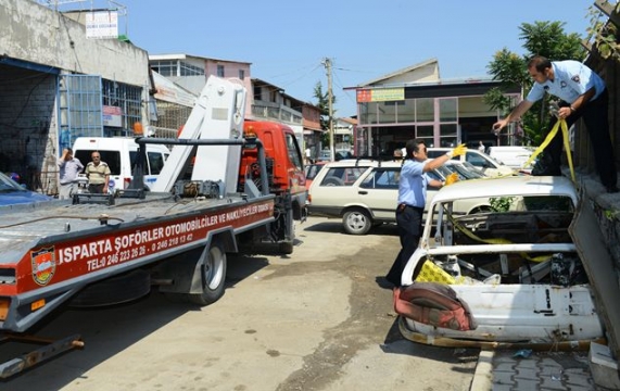 BELEDİYE HURDA ARAÇLARI TOPLUYOR