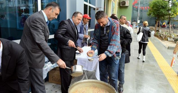 Isparta Belediyesi aşure dağıttı