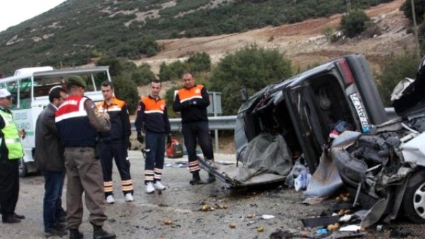 Isparta'da Otomobille Hafif Ticari Araç Çarpıştı: 1 Ölü, 3 Yaralı