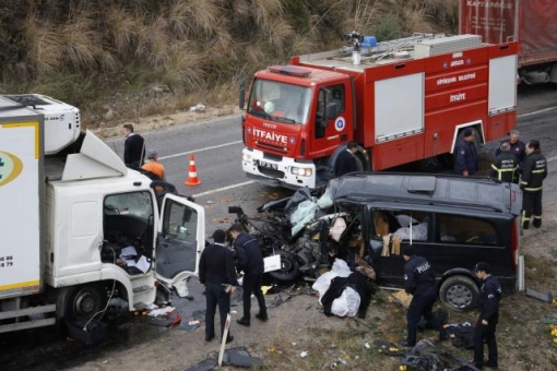 ANTALYA'DA TRAFİK KAZASI: 3 ÖLÜ, 2 YARALI