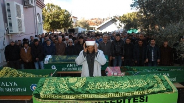 Antalya'daki Kazada Hayatını Kaybeden Aile Uşak'ta Toprağa Verildi