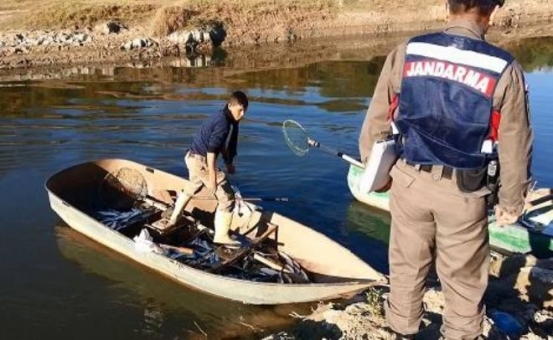 Gölde Jeneratörle Balık Avlayanlara Ceza Yağdı