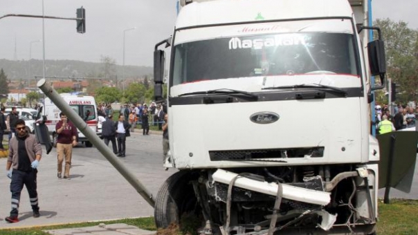 KANTARDAN KAÇAN KAMYON DEHŞET SAÇTI: 9 YARALI