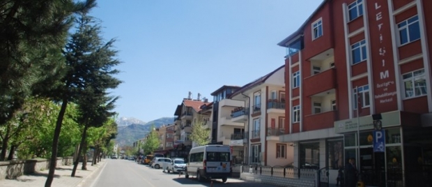 Şehit Astsubay Yaşar Topçu Caddesi’ne hız kesici konulmalı