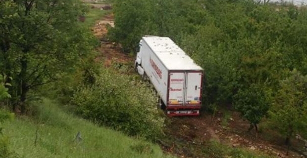 Isparta'da Trafik Kazası Bahçeye Girdi