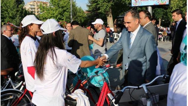 Isparta'da 400 Öğrenciye Bisiklet Verildi