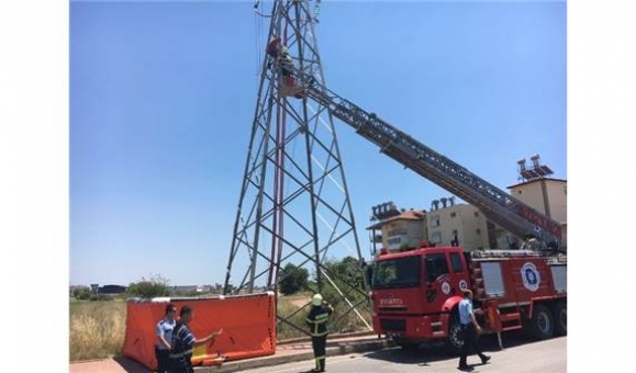 Otobüs Şoförüne Kızdı Elektrik Direğine Çıktı