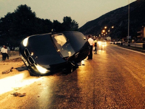 Isparta'nın Eğirdir İlçesinde trafik kazası meydana geldi 2 kişi hafif şekilde yaralandı..