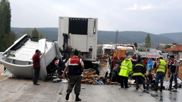 KEÇİBORLU YOLUNDA KAZA: 4 ÖLÜ 1 YARALI