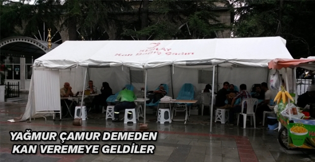 Yağmura rağmen kan vermeye geldiler !