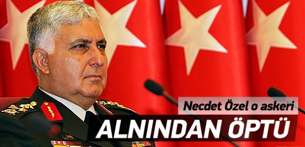 Necdet Özel, üsteğmeni alnından öptü