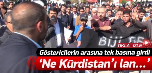 Göstericilere tek başına tepki gösterdi