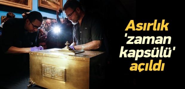 Asırlık 'zaman kapsülü' açıldı