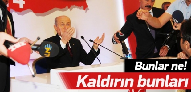 Devlet Bahçeli'den mikrofon tepkisi