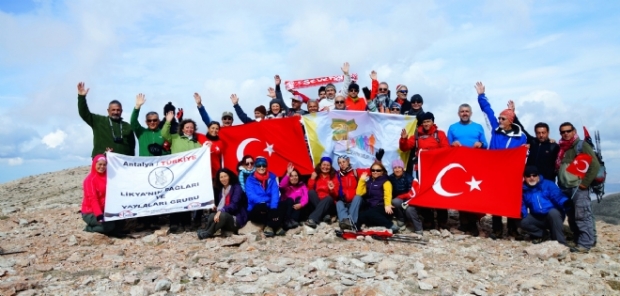 CUMHURİYETİN 91’İNCİ YILDÖNÜMÜNÜ 2 BİN 584 METREDE KUTLADILAR