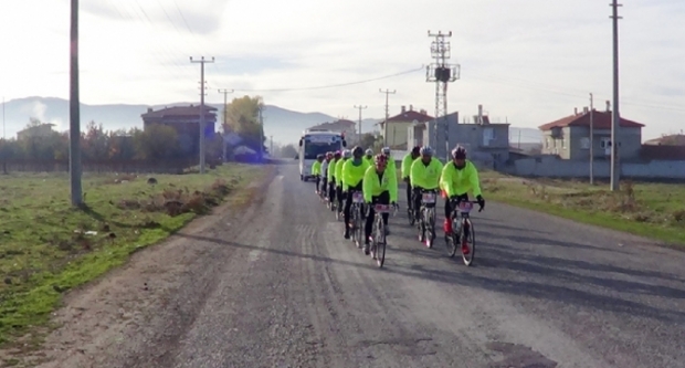 ATA İÇİN PEDAL ÇEVİREN BİSİKLETÇİLER SANDIKLI’DA MOLA VERDİ