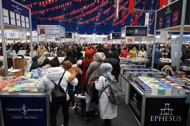 7. Isparta Kitap Fuarı’nda Yazarlara Yoğun İlgi