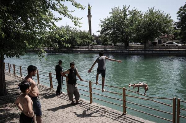 Adana'da sıcak hava bunaltıyor