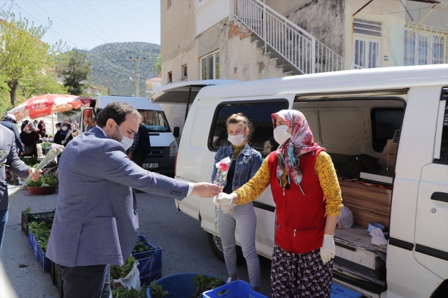 Akseki'de kadınlara karanfil dağıtıldı