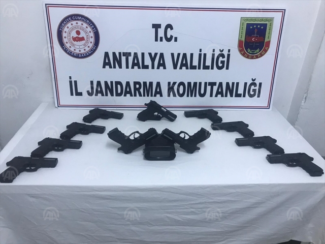 Antalya'da 11 ruhsatsız tabanca ele geçirildi