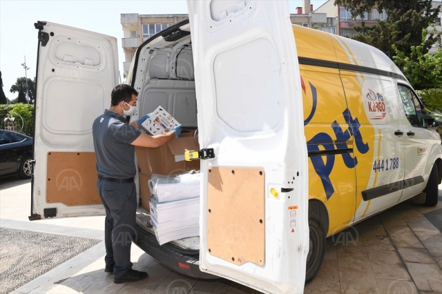 Antalya'da çocuklar evde kalıp kitap okuyarak hediye kazandı