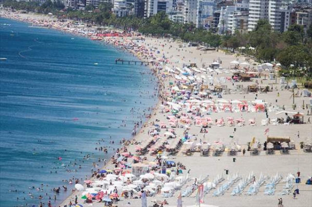 Antalya'da sahillerde yoğunluk