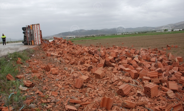 Burdur'da tuğla yüklü tır devrildi: 1 yaralı 