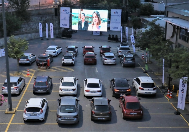 CarrefourSA'nın açık hava sinemasında "Bizim için Şampiyon" izlendi