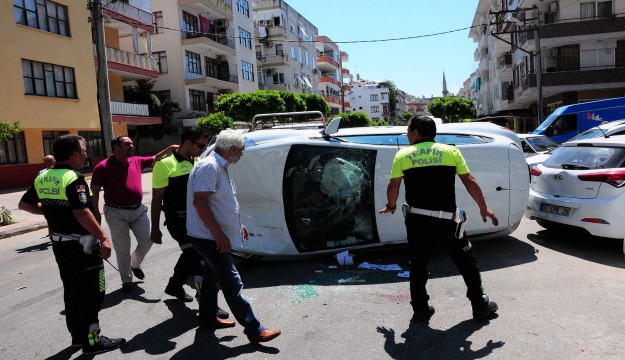 Cep telefonu ile mesajlaşırken kaza yaptı 