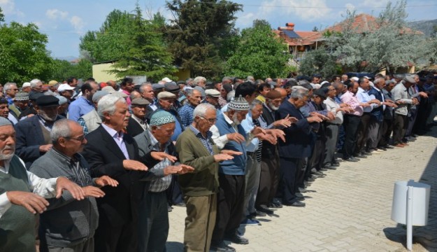  Çiftçiler Korkuteli’nde yağmur duasına çıktı   