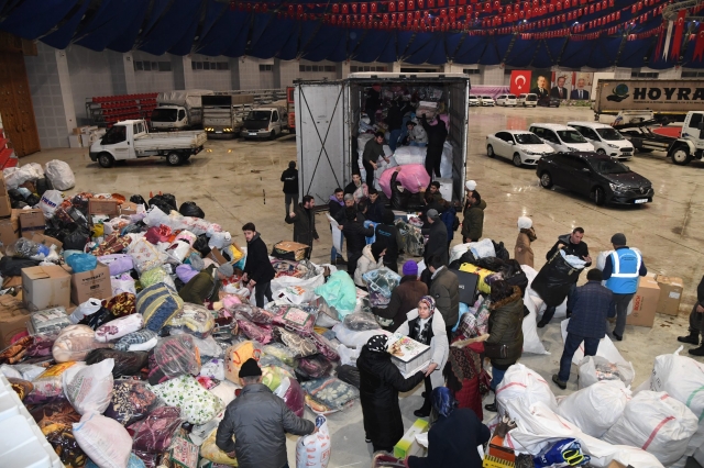 Deprem bölgesine 3 TIR insani yardım malzemesi gönderildi