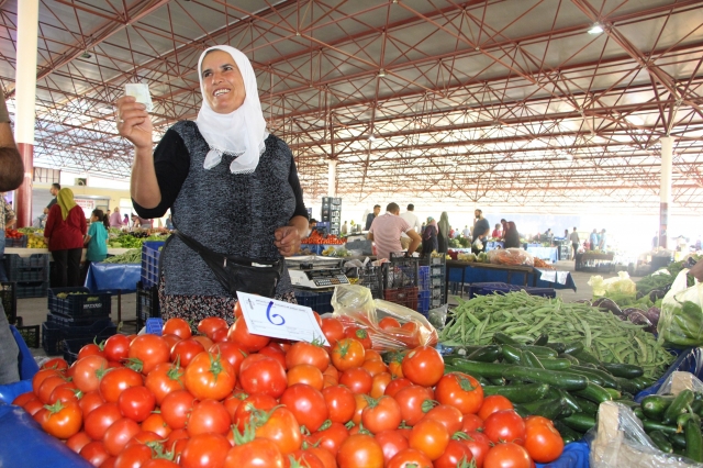 Domates, merkezi Antalya'da pazarda 6 TL 