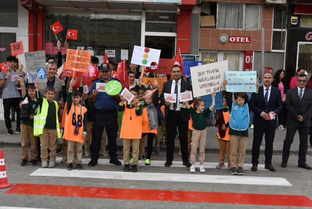 Eğirdir’de “Yayalara öncelik duruşu, hayata saygı duruşu“