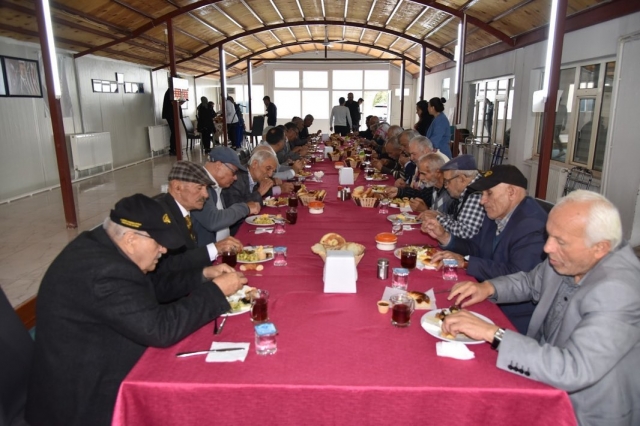 Eğirdir'de Dünya Yaşlılar Günü Coşkusu