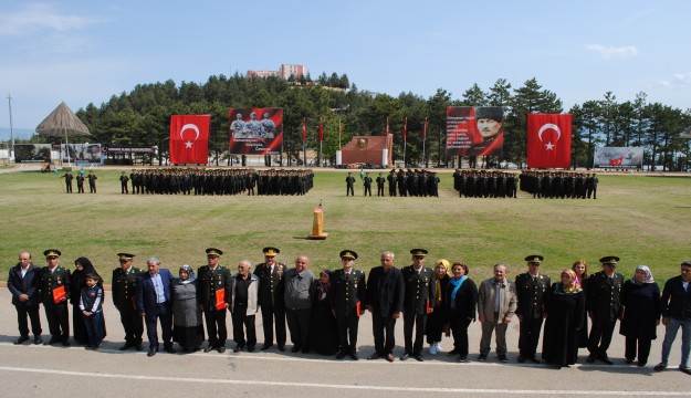 Eğirdir'deki komando kursunu tamamlayan 330 asteğmen brövelerini taktı